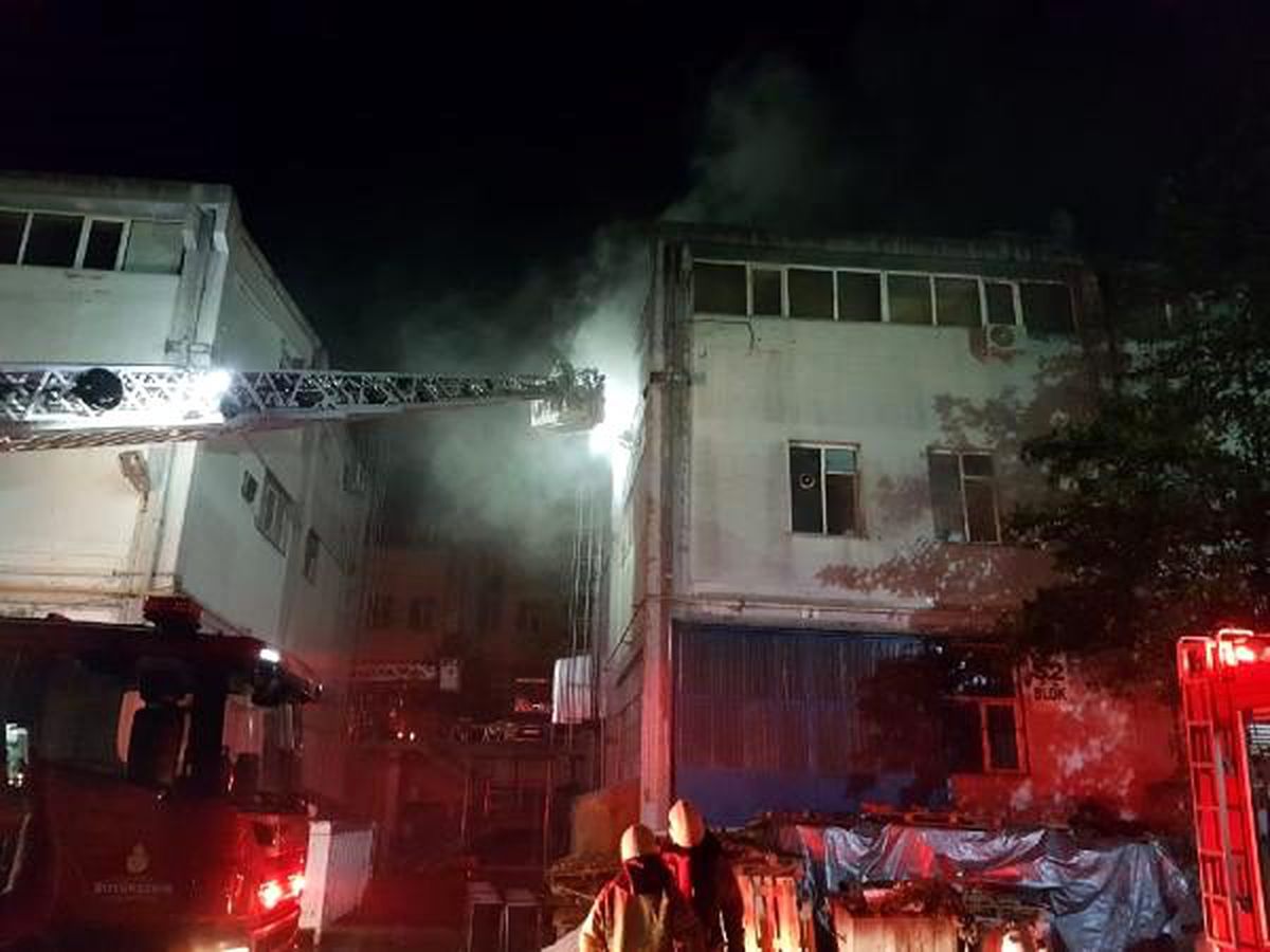 Bahçeşehir\'de peçete imalathanesinde yangın (1)