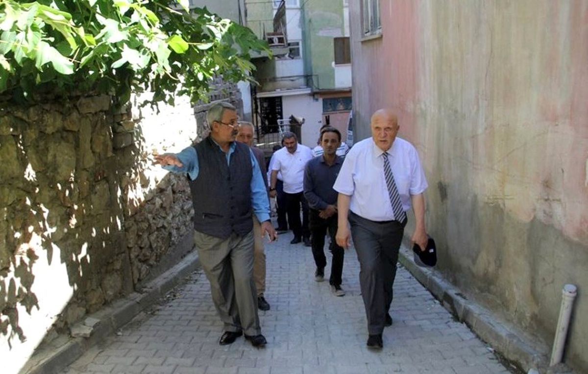 Başkan Pekmezci Şeyhhayran Mahallesinde inceleme yaptı
