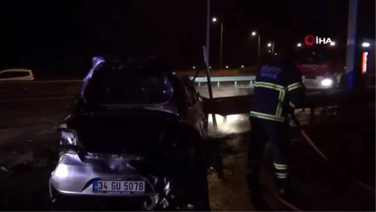 Bir aile ölümden döndü... Kontrolden çıkıp bariyerlere çarpan araç alev aldı