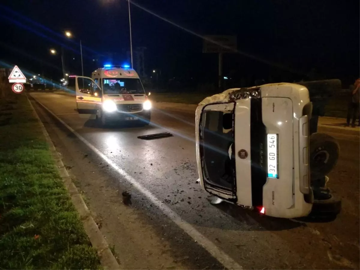 Bordür taşlarına çarpan otomobil yola devrildi