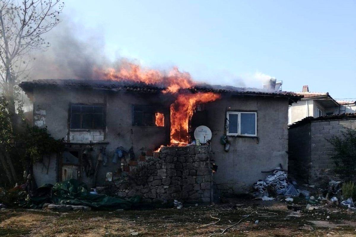 Çanakkale\'de ahşap ev alev alev yandı