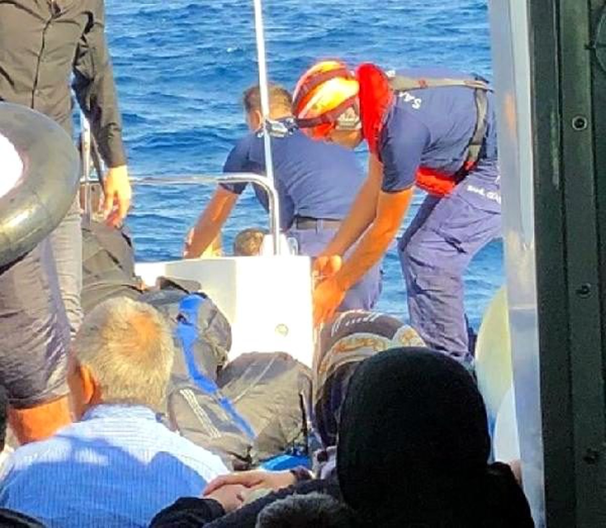Çeşme ve dikili açıklarında 113 kaçak göçmen yakalandı