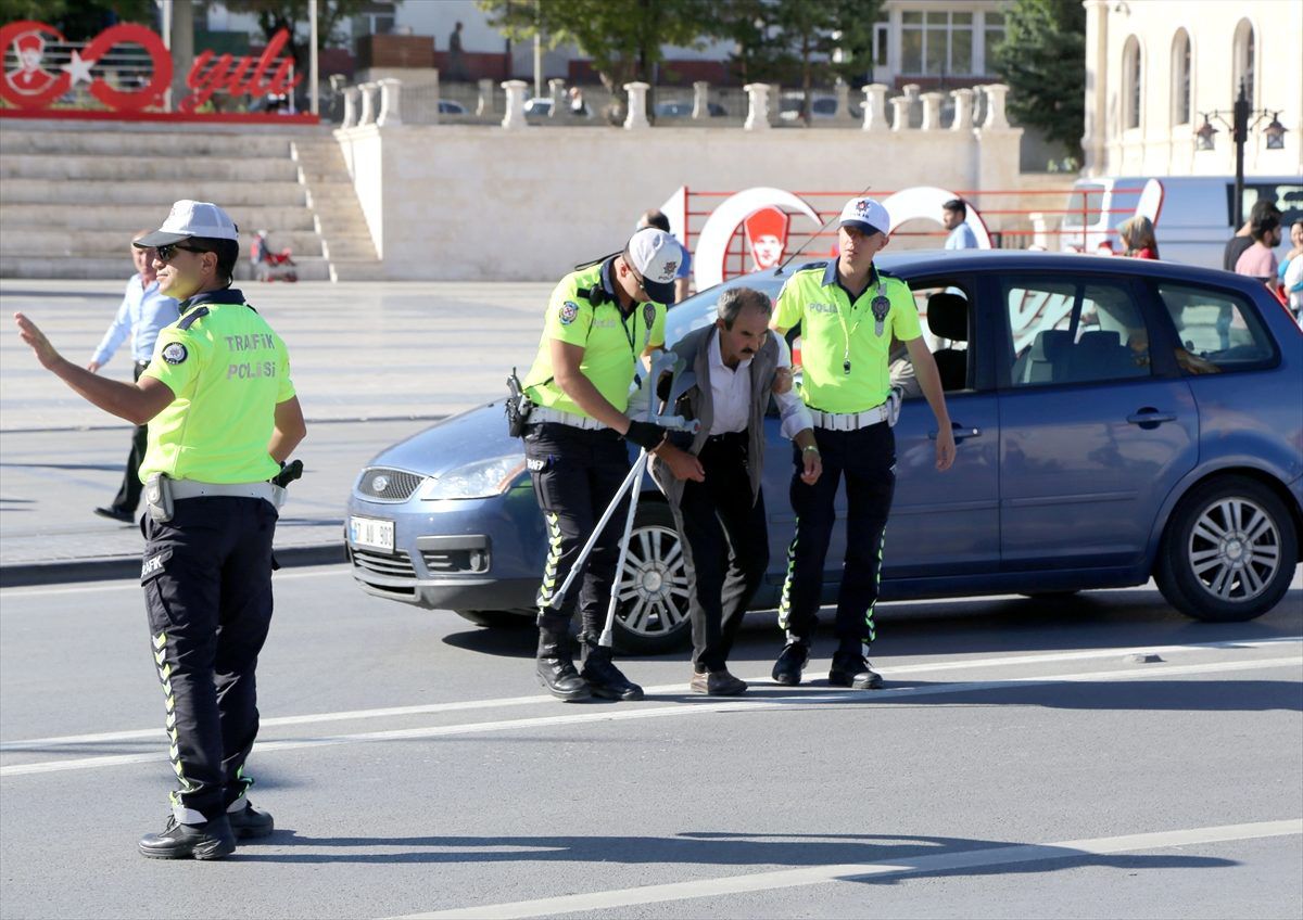 Engelli vatandaşa polislerden yardım eli