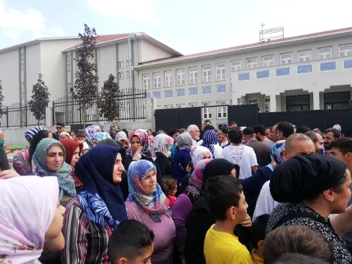 Esenyurt\'ta mahallelinin okul eylemi
