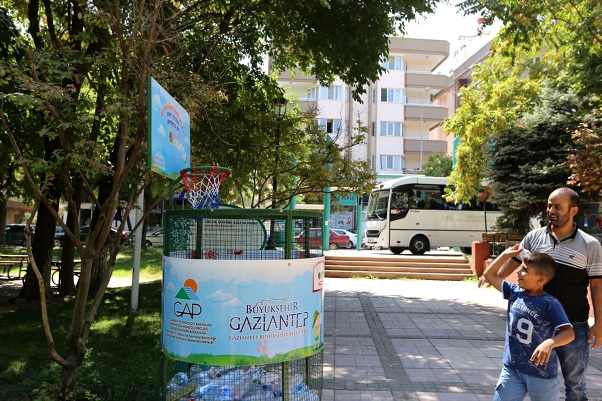 "Geleceğini çöpe atma, pet şişeni potaya at"