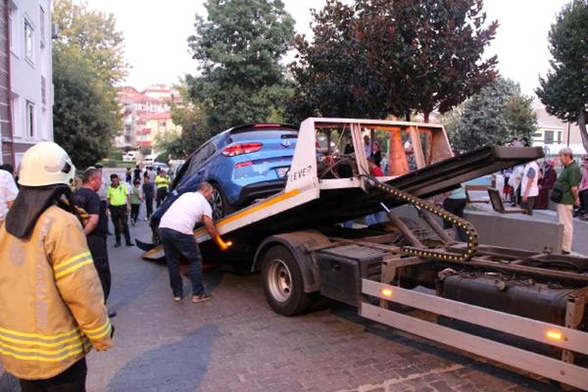 Güngören\'de otomobil doğalgaz kutusuna çarptı