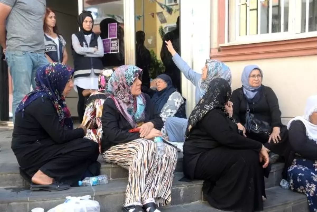 Hdp önündeki eyleme pkk\'nın kaçırdığı polis ve askerlerin aileleri de katıldı (2)