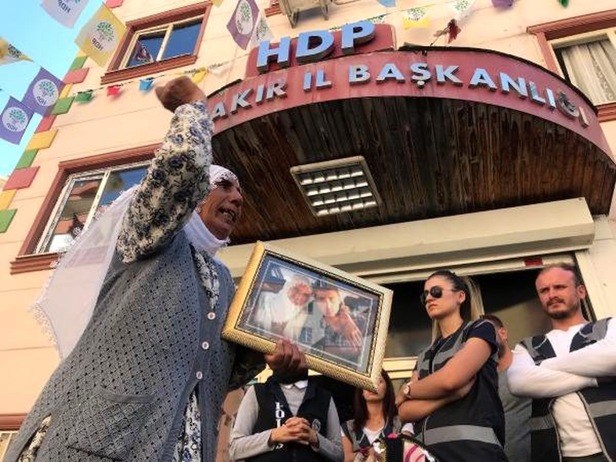 Hdp önündeki eyleme pkk\'nın kaçırdığı polis ve askerlerin aileleri de katıldı (3)