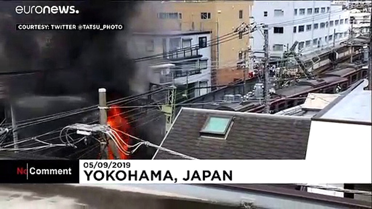 Japonya\'da narenciye yüklü kamyon banliyö trenine çarptı: En az 1 ölü