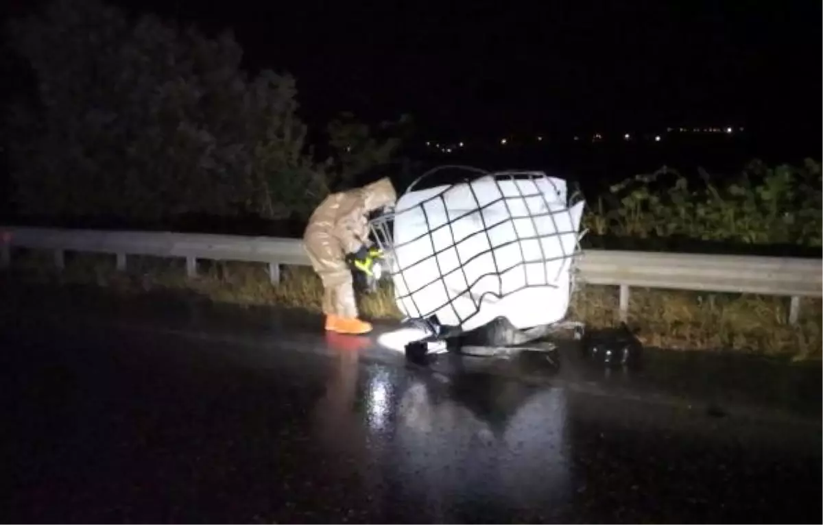 Kamyondan yola düşen varillerden fosforik asit aktı