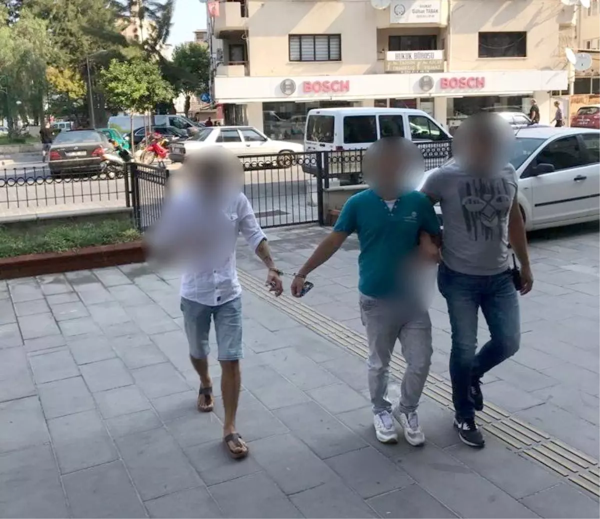 Kuşadası\'nda aranan biri cezaevi firarisi 3 zanlı polis tarafından yakalandı