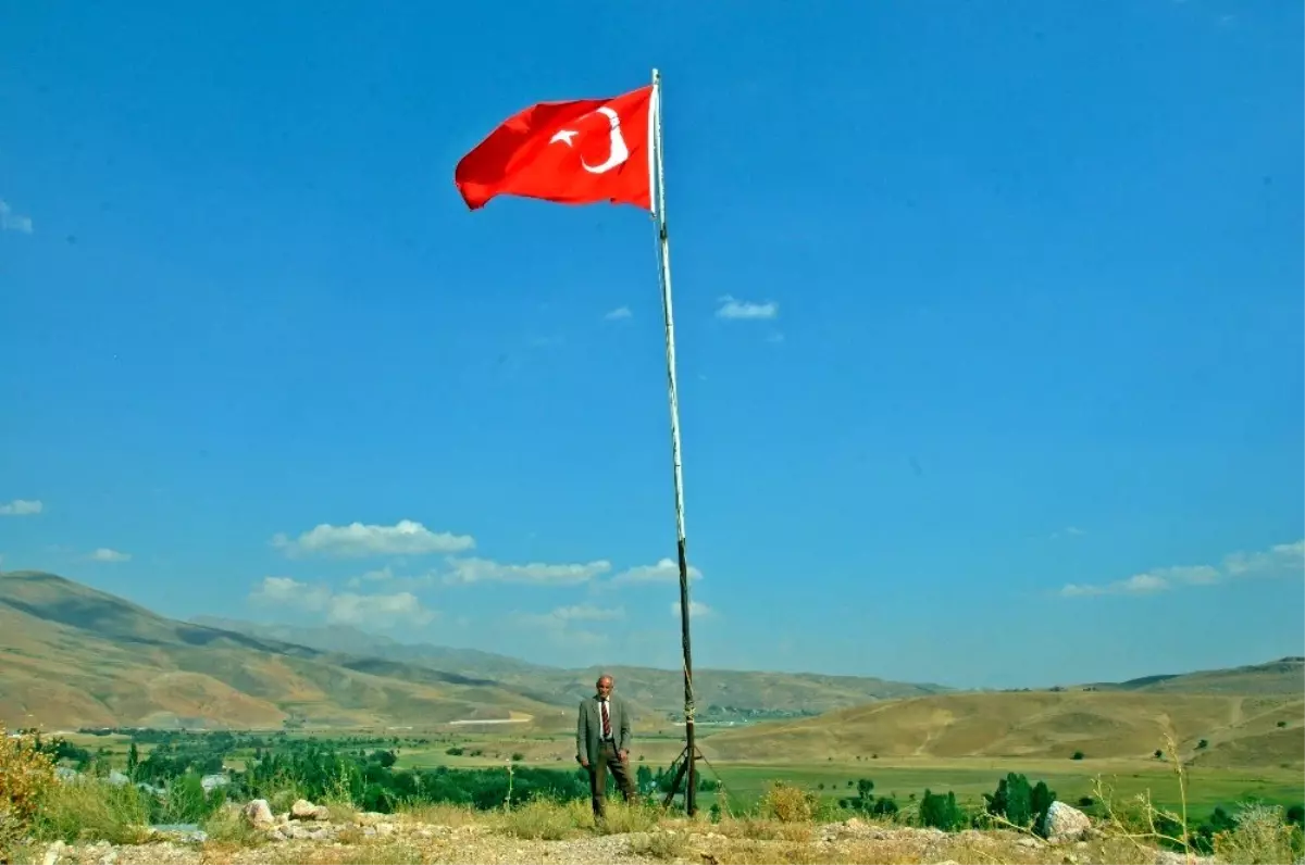 (Özel) HAKKARİ - 35 yıldır Türk bayrağını köyünde dalgalandırıyor