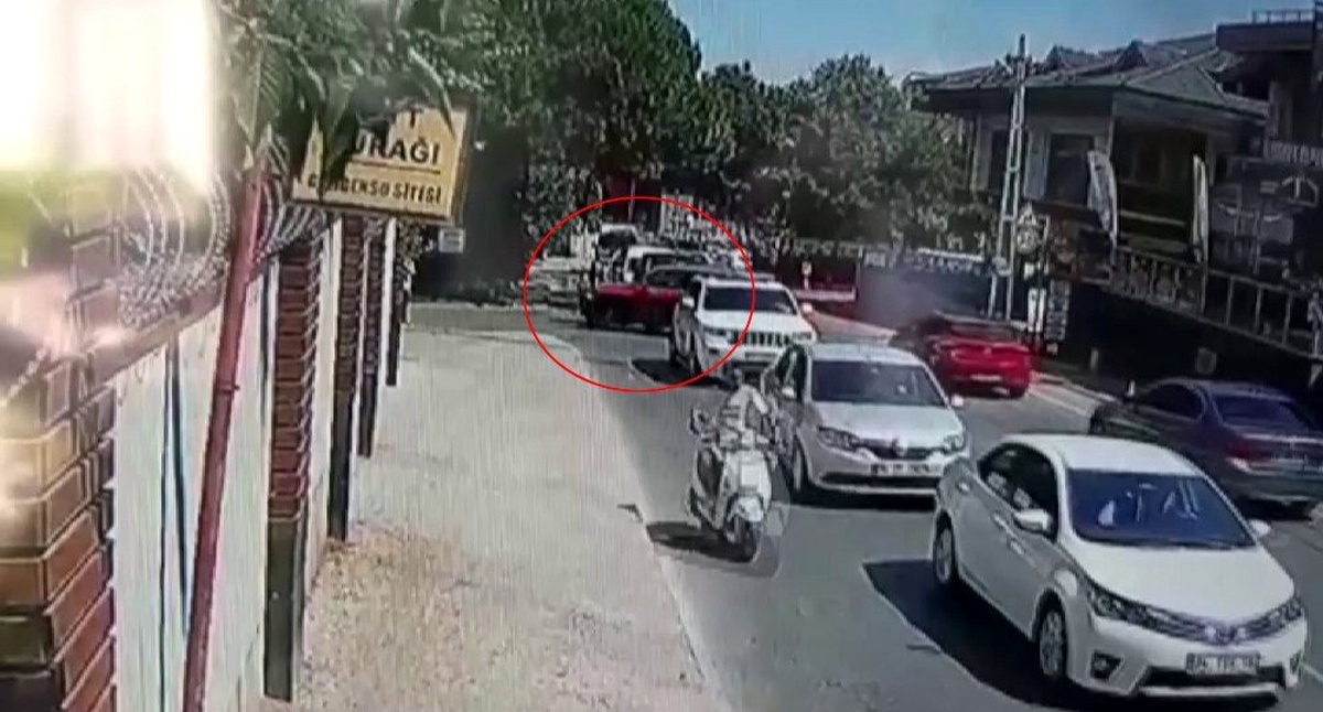 (Özel) Motosikletli çifte aniden dönüş yapan otomobil çarptı