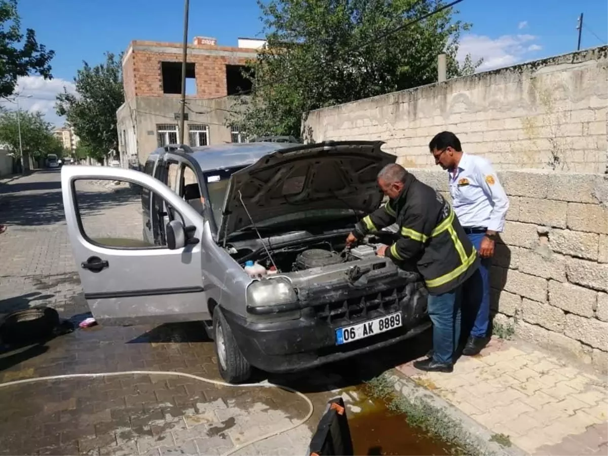 Park halindeki hafif ticari araç yandı