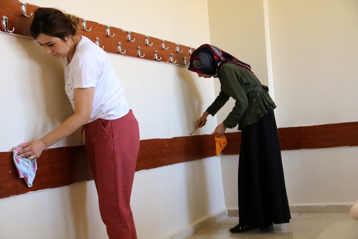Şanlıurfa\'da öğretmenler okul boyadı