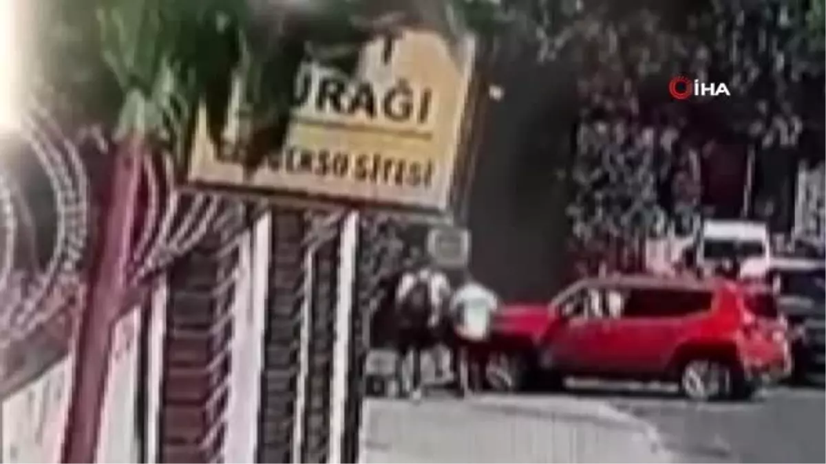 Sarıyer\'de motosiklet ile otomobilin çarpışma anı kamerada