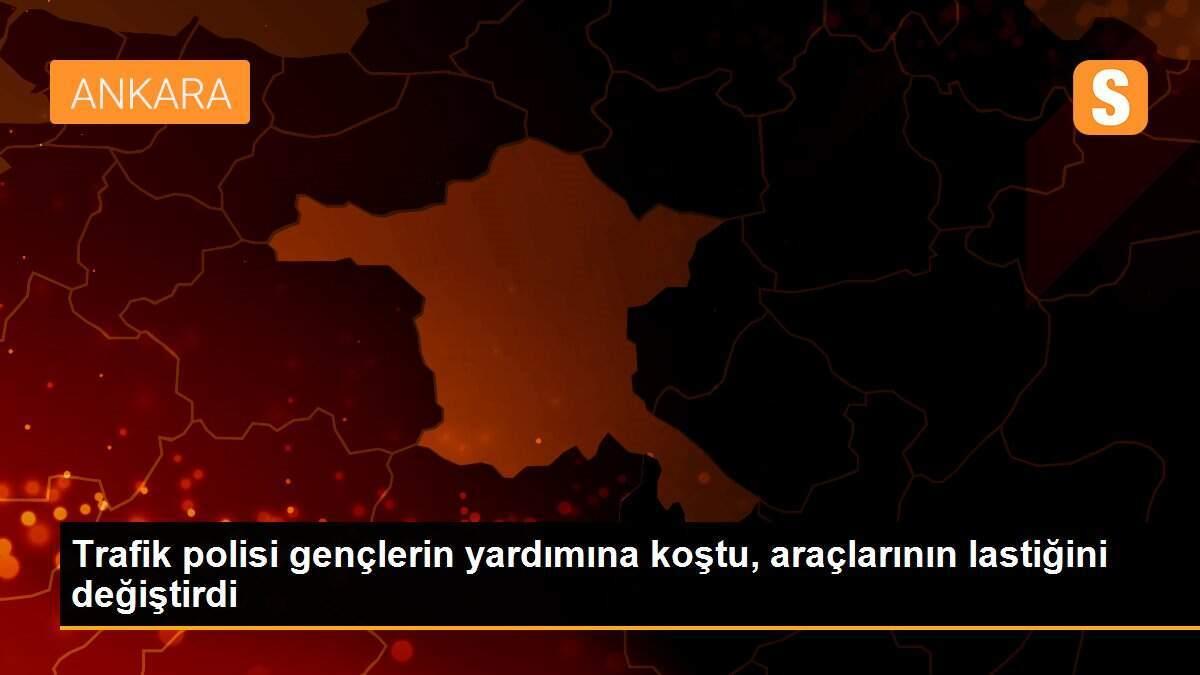 Trafik polisi gençlerin yardımına koştu, araçlarının lastiğini değiştirdi