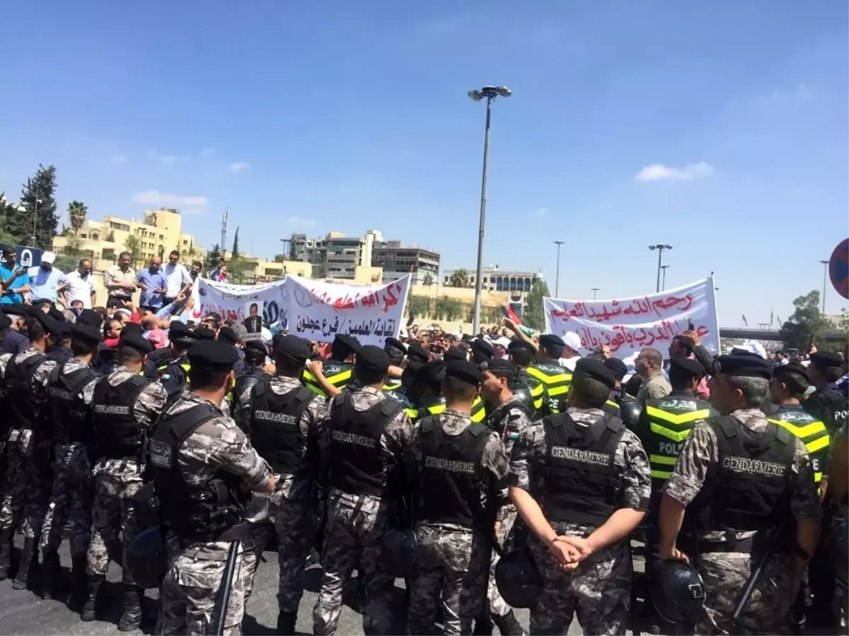 Ürdün\'de öğretmenlerden protesto