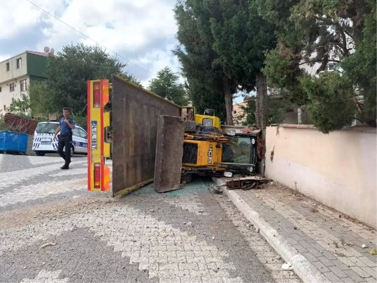 Üsküdar\'da freni boşalan kamyon bahçe duvarına çarptı