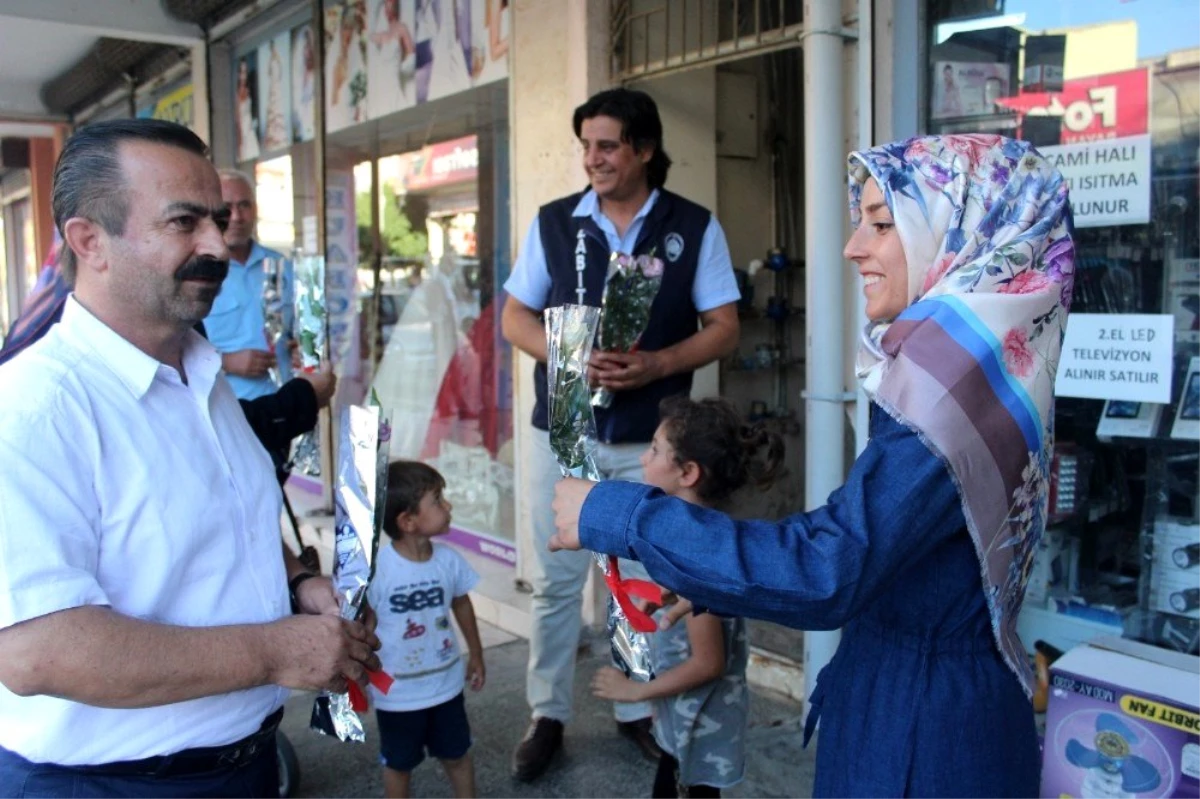 Zabıta ekiplerinden vatandaşlara karanfil