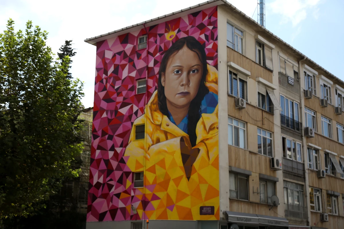 16 yaşındaki iklim aktivisti Greta Thunberg Kadıköy duvarlarında