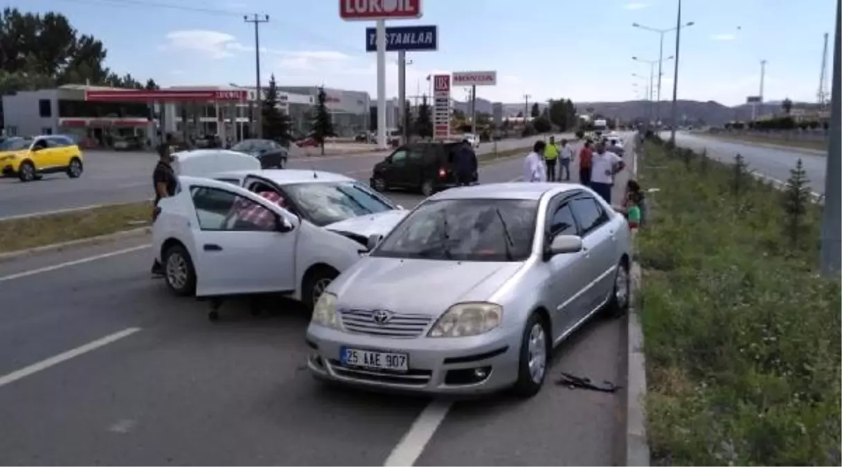 3 otomobilin karıştığı kaza güvenlik kamerasında