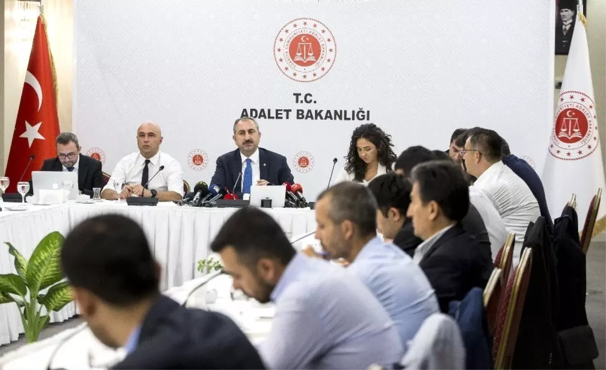 Adalet Bakanı Gül yargı muhabirleriyle kahvaltıda bir araya geldi