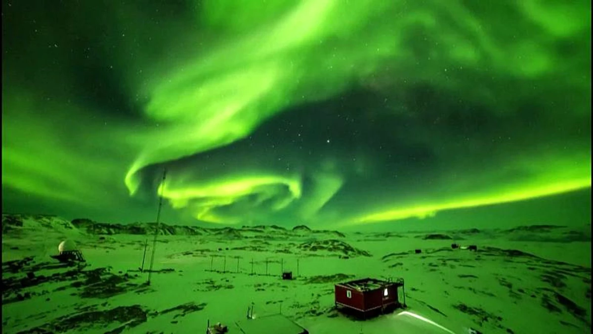 Antarktika\'da Aurora ışık şöleni
