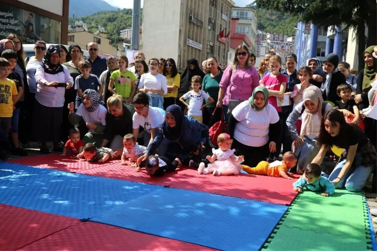 Artvin\'de Bebekler arası emekleme yarışması yapıldı