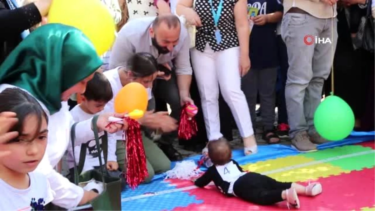 Artvin\'de bebekler arası emekleme yarışması renkli görüntülere sahne oldu
