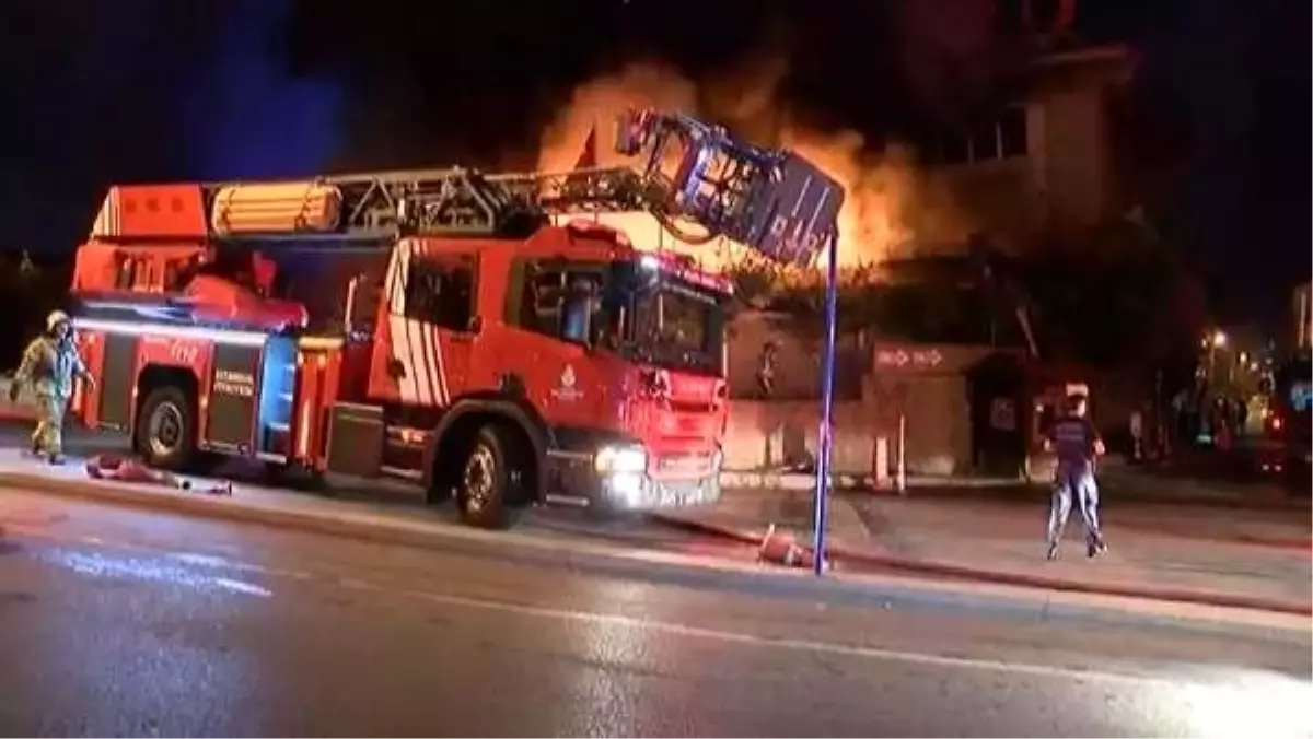 Ataşehir\'de bir restoran alev alev yanıyor (1)