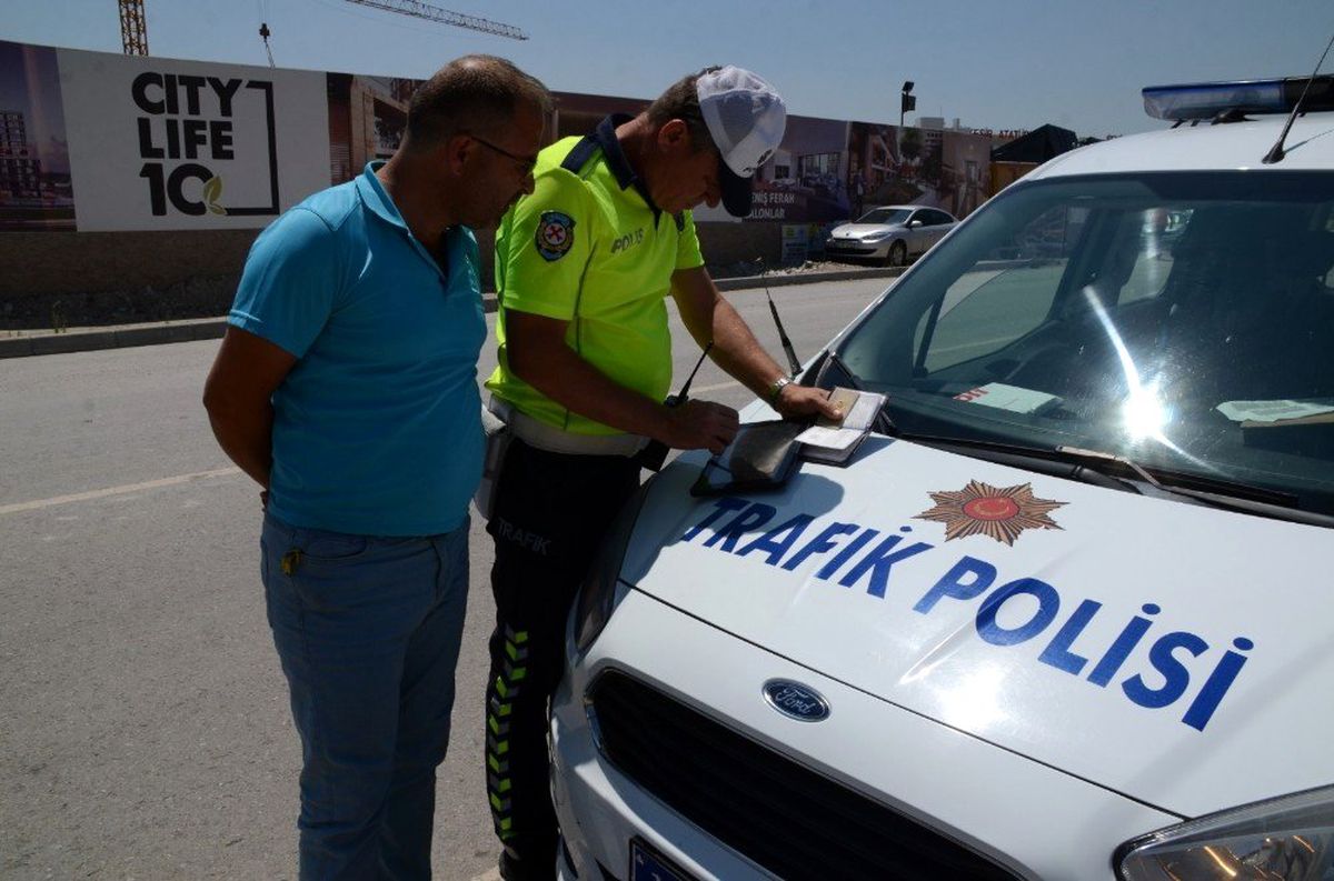 Balıkesir\'de polisten kırmızı ışık ve cep telefonu uygulaması