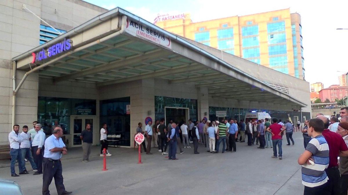 Barajda ayağına metal borular düşen işçi yaralandı
