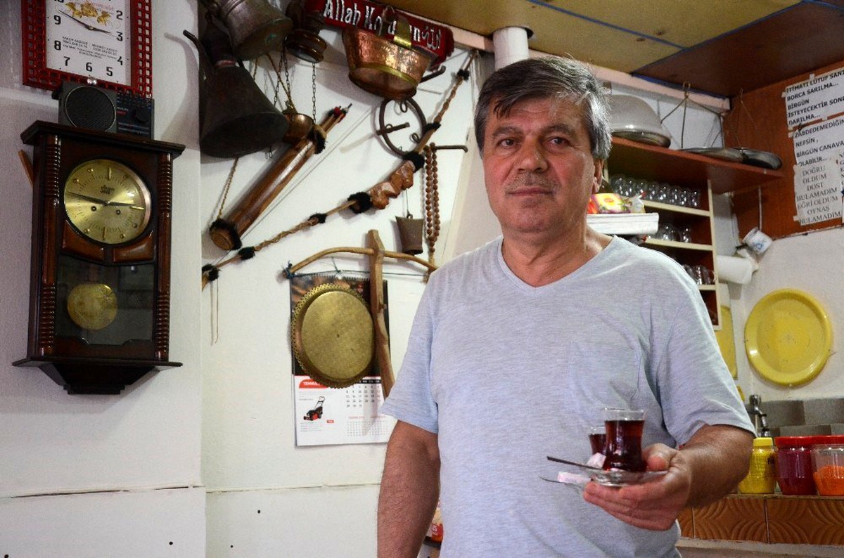 Bir kuruş ödemeden çay ocağını adeta müzeye çevirdi