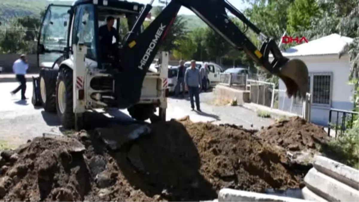 Bitlis elektriği kesilen belediye, vedaş binasını mühürledi