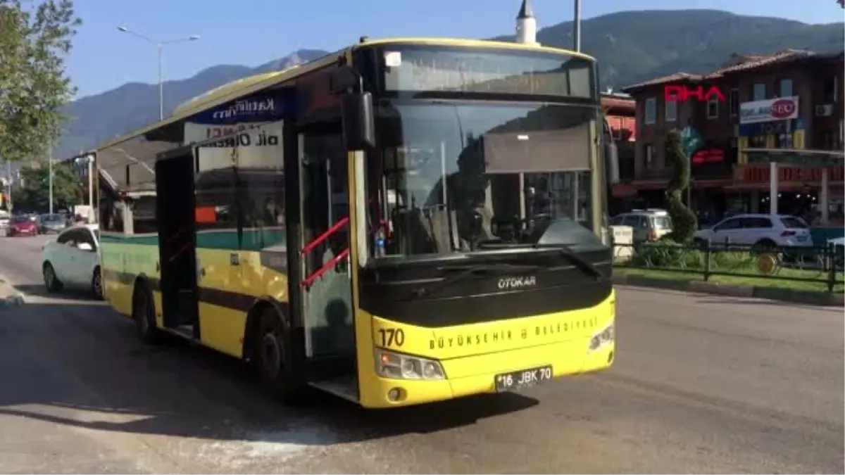 Bursa yol vermediğini öne sürdükleri otobüsün camını kırıp şoförü darbettiler