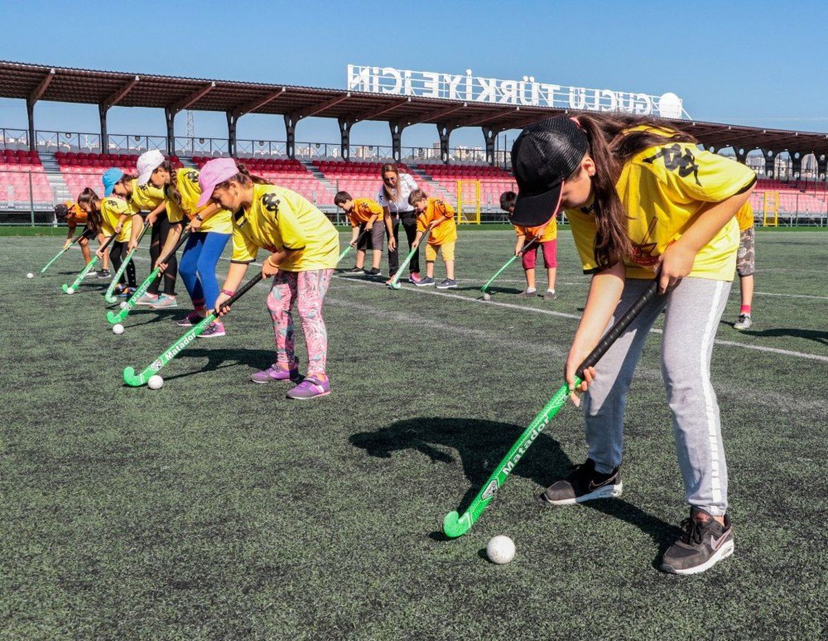Çocuklar çim hokeyi ile tanıştı