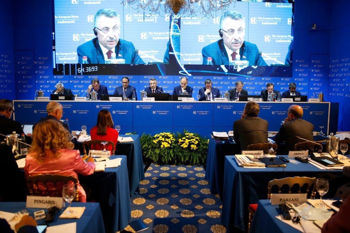 Cumhurbaşkanı Yardımcısı Oktay İtalya\'da Türk vatandaşları ile bir araya geldi