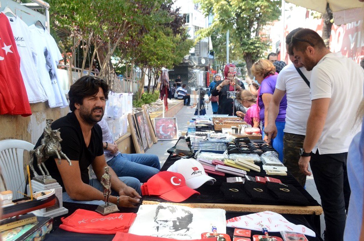 Cumhuriyet Tırı Bilecik\'te yoğun ilgi gördü