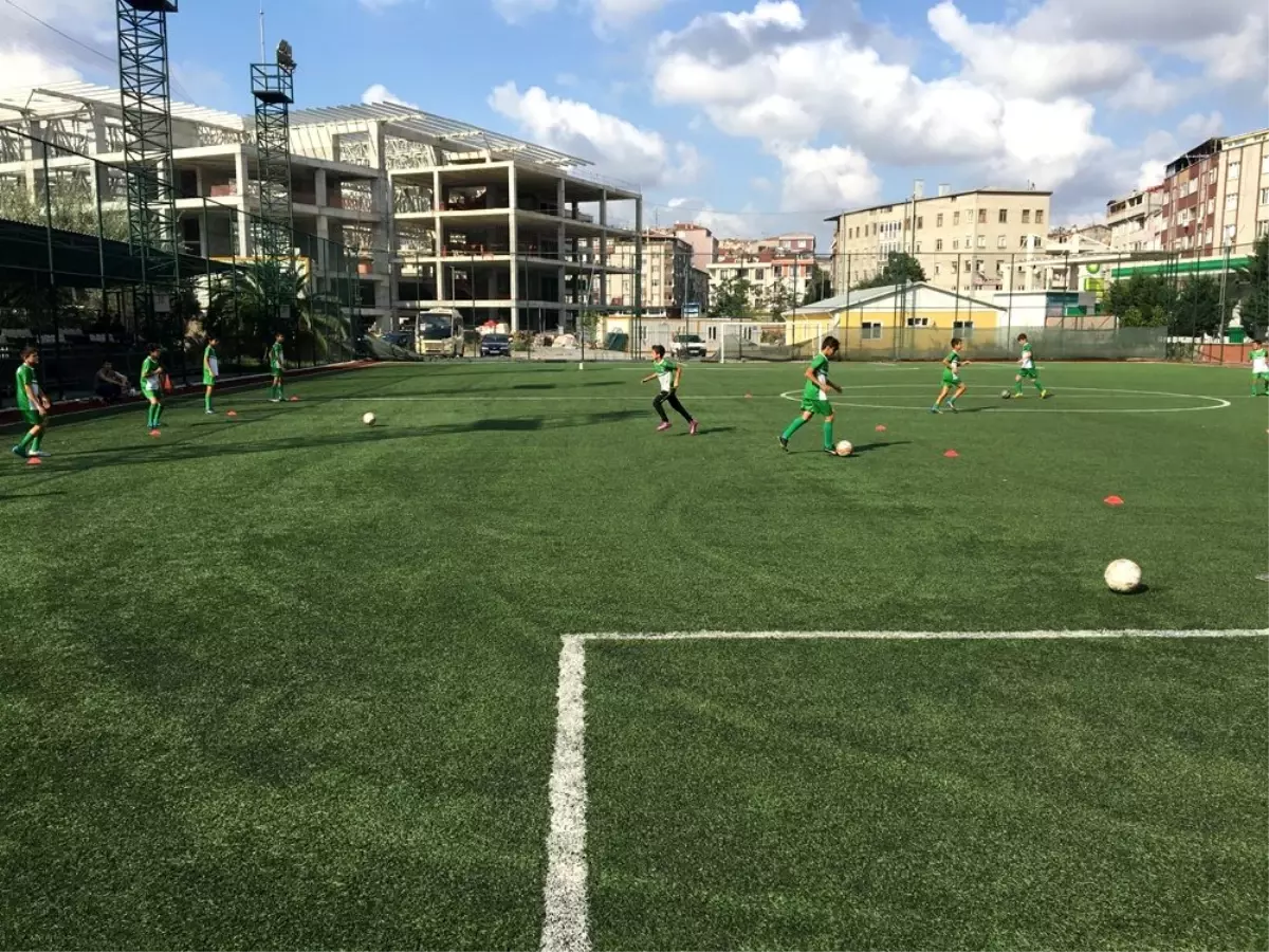 Futbolcuların antrenmanını izleyip, soyunma odasındaki eşyaları çaldı