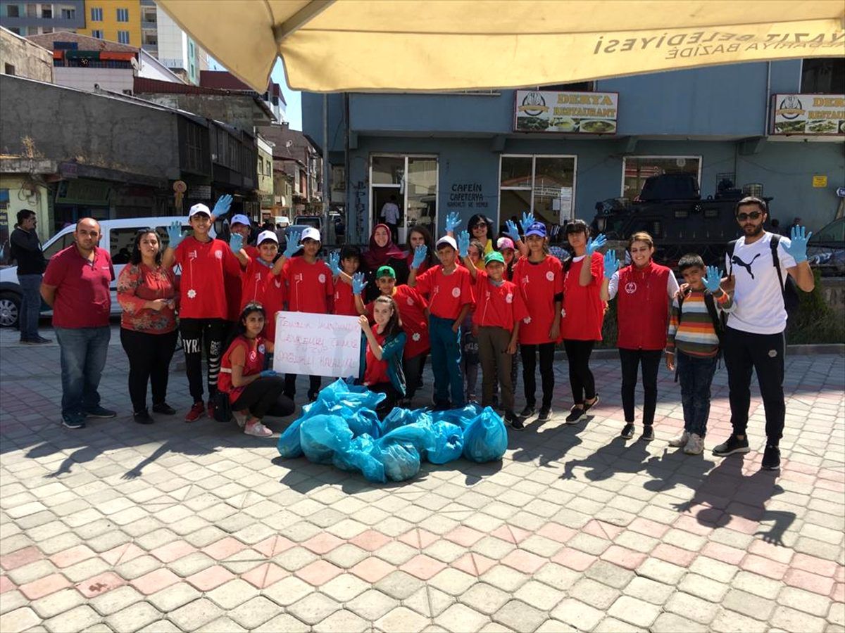 Gönüllü gençler cadde ve sokaklarda çöp topladı