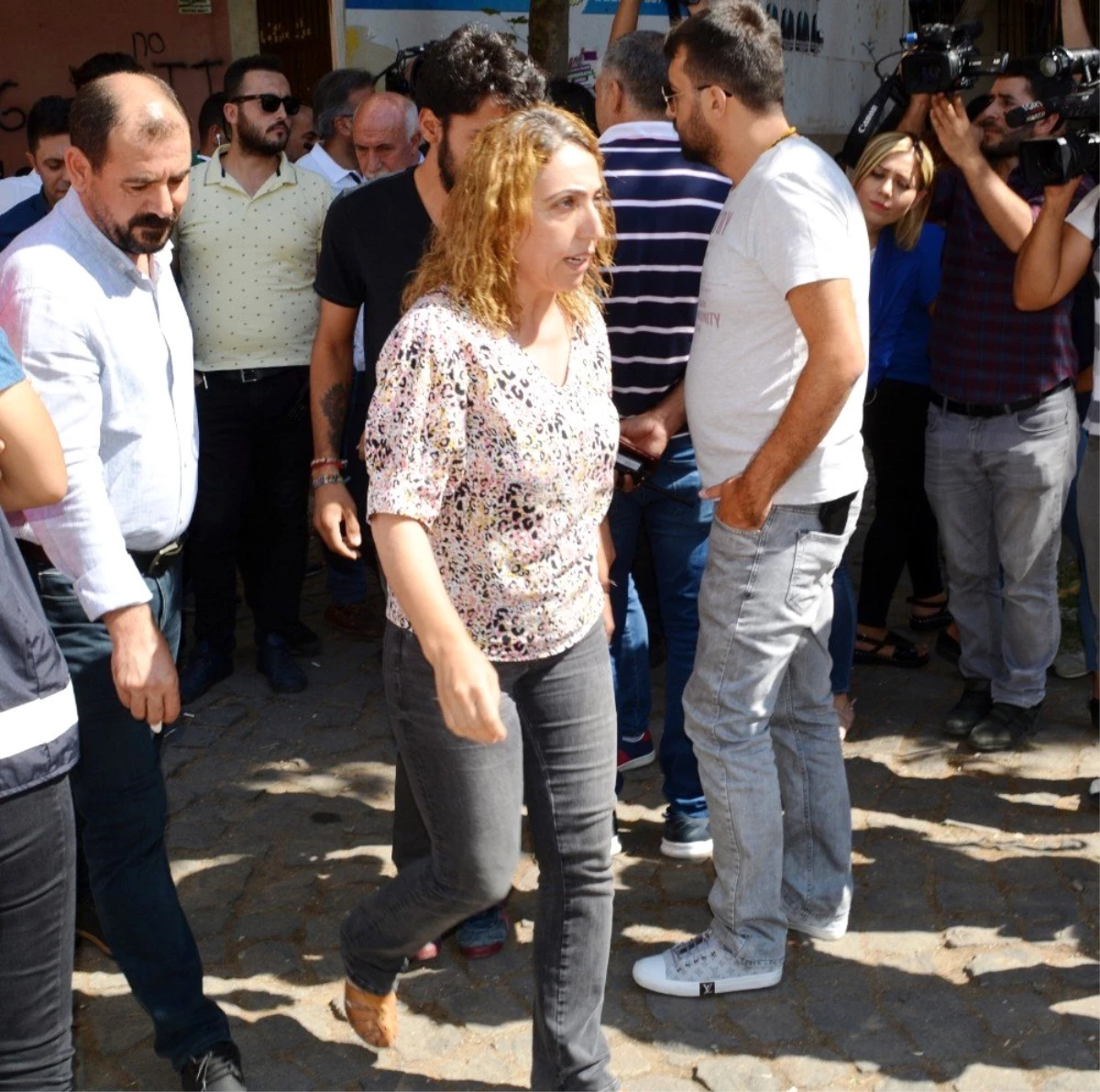 HDP\'li vekil, Diyarbakır İl Başkanlığı önünde oturma eylemi yapan ailelere selam verdi