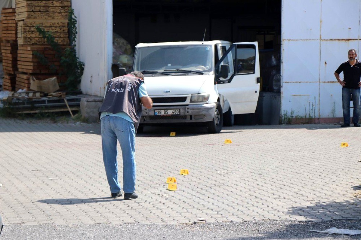 Kavga eden köpekleri ayırmak isterken katil oluyordu