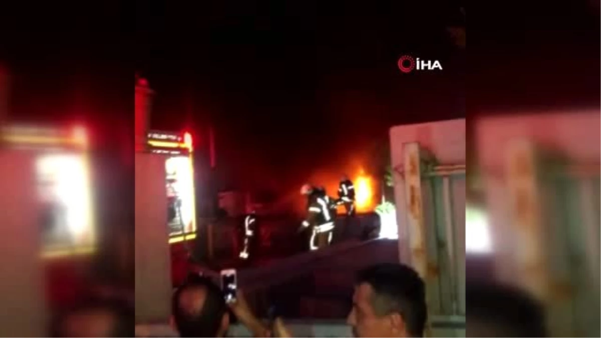 Kurtköy\'de fabrika alev alev yandı
