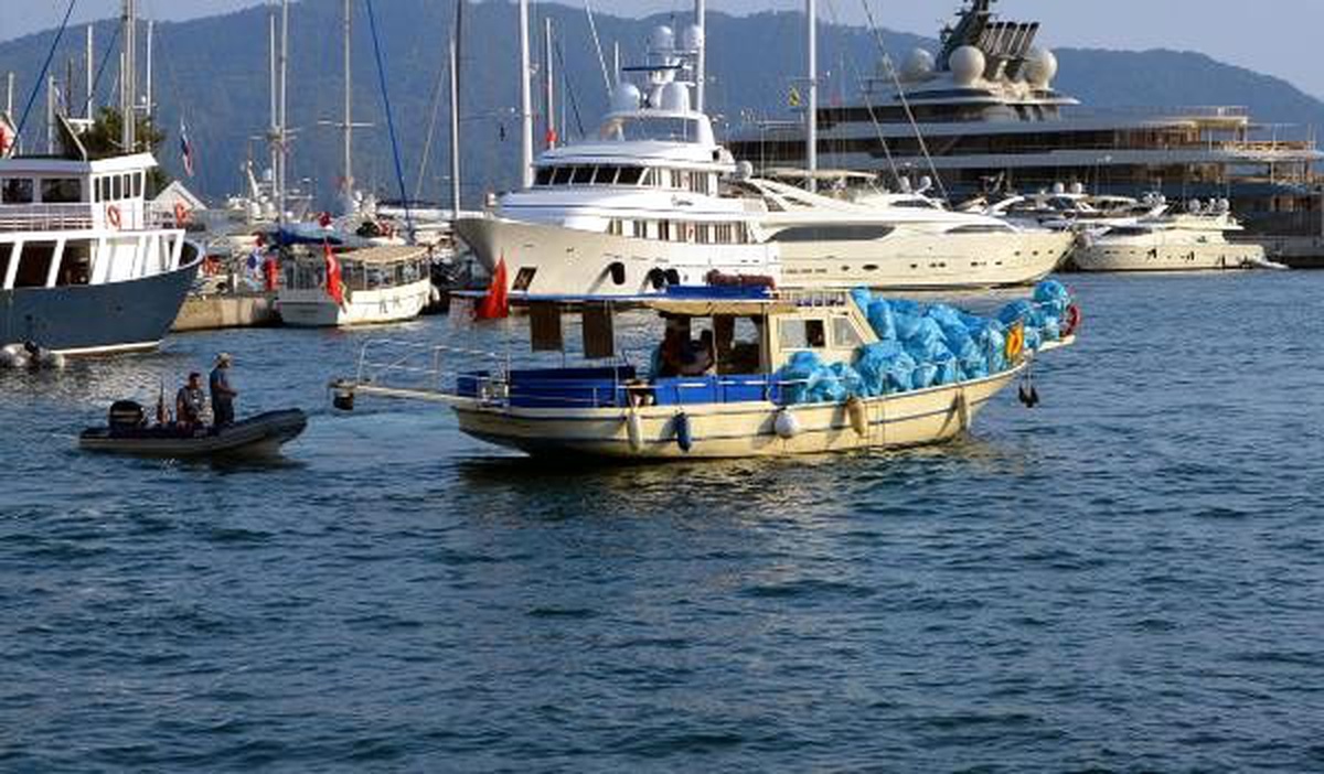Marmaris\'in koylarından topladığı çöpler çalındı