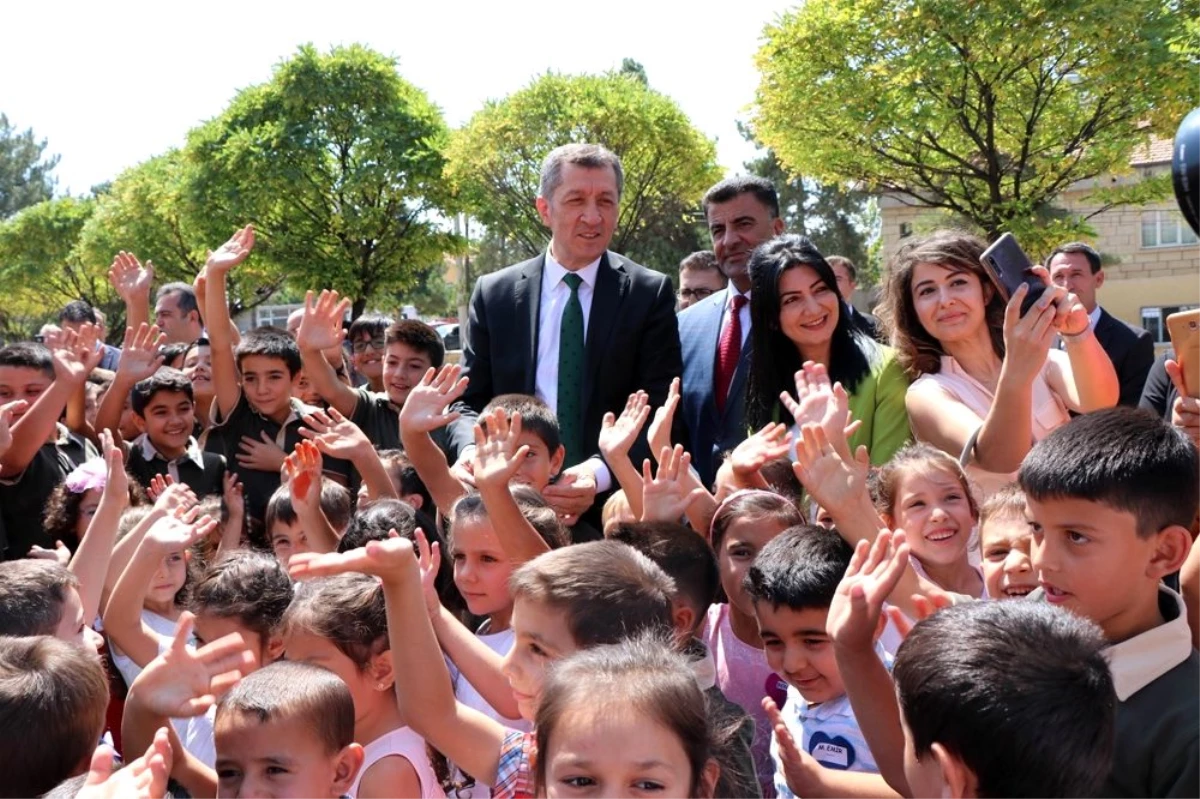 Milli Eğitim Bakanı Selçuk: "Okullarımızdaki her şey eğitimin bir parçasıdır"