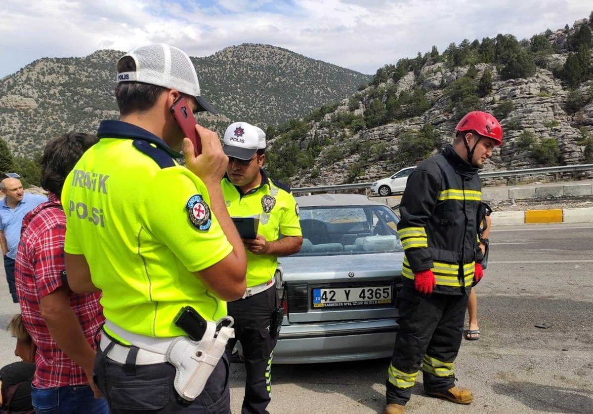 Otomobil bariyerlere çarptı: 5 yaralı