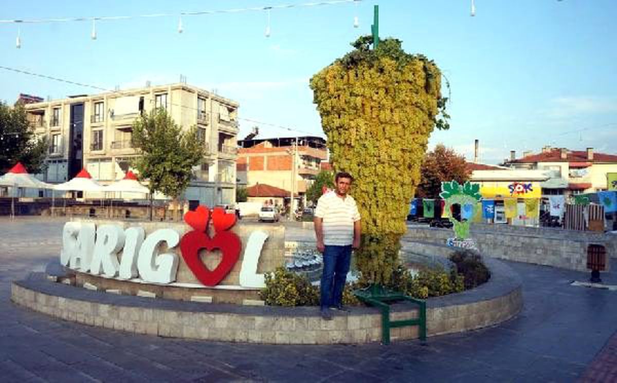 Sarıgöl\'de üzümden dev salkım