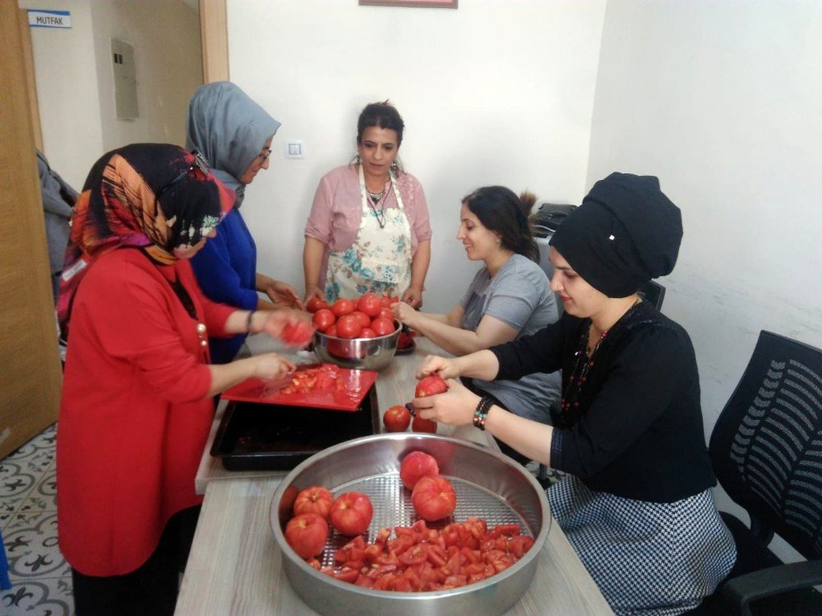 Sason\'da kadınlar kurutmalık yaparak aile bütçesine katkıda bulunuyor