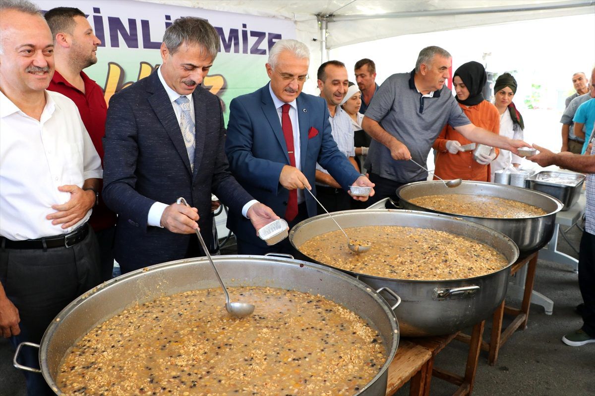 Serdivan\'da vatandaşlara aşure dağıtıldı